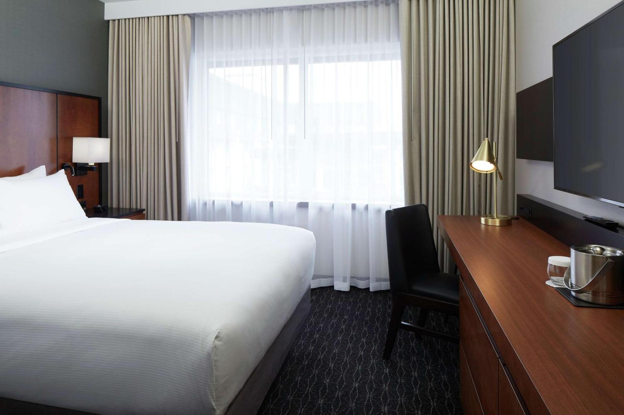 Queen Room,1557380416:JPEG