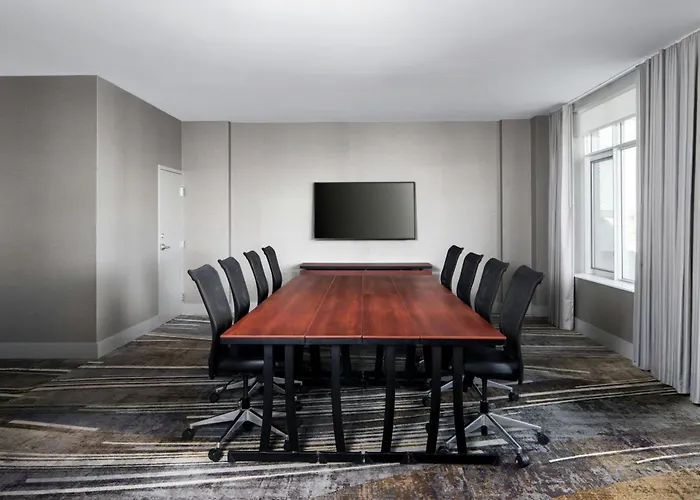 Courtyard By Marriott Montreal Airport Hotel Dorval